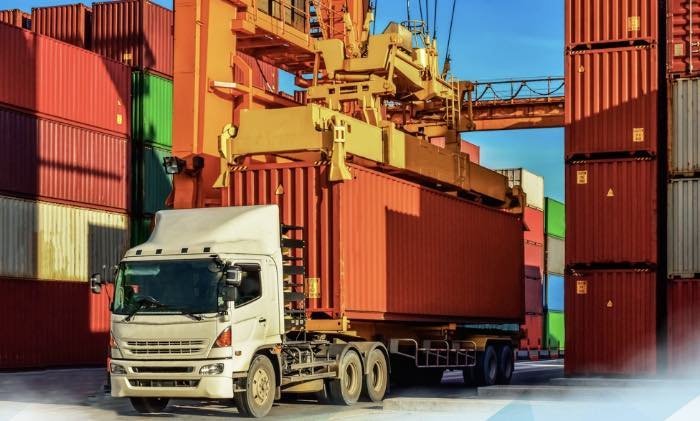 lkw beladen containerhafen